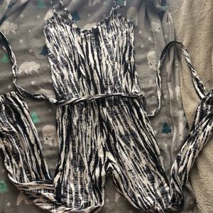 Super cute marbled jumpsuit size small fits good in good condition don’t wear
